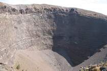 Blick in den Krater und dem Vesuvgipfel.