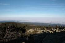 Die norddeutsche Tiefebene unter Hochnebelwolken; Blick am Mittag des 16.11.2012 vom Gipfelrundweg des Brocken Richtung Norden...