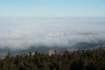 Hochnebelwolken ber Norddeutschland; Blick am Mittag des 16.11.2012 vom Gipfelrundweg des Brocken Richtung Nordosten...