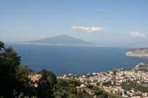 Der Blick von Sorrento �ber den Golf von Napoli zum Vesuv.