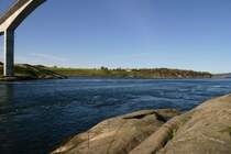Der Saltstraumen ist der gr��te und gewaltigste Gezeitenstrom der Erde. �ber ihn wird das Wasser des Skjerstad- und Saltdalsfjorden beim Gezeitenunterschied zwischen Ebbe und Flut ausgetauscht. Man spricht von 372 Millionen Kubikmetern Wasser, welches alle sechs Stunden durch den drei Kilometer langen, 150 m breiten und 31 m tiefen Sund gepresst wird. Die Geschwin-digkeit betr�gt dabei 22 Knoten - also knapp 40 km/h.