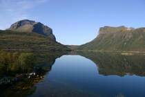 Der 1045 m hohe H�gnakken und der 820 m hohe H�gstjerna spiegeln sich im S�rfjorden.