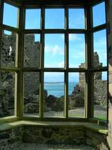 Als das Dunluce Castle vor einigen Jahrhunderten noch bewohnt war, bot sich wohl der gleich faszinierende Blick, doch war es damals wohl weitaus weniger z�gig in dem nun heute dachlosen Raum...