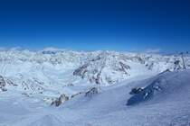 Mit Halbmond im Bild hat man diesen Blick vom Hinteren Brunnenkogel. Die Seilbahn ist die neu gebaute Wildspitzbahn. Am 22.3.2013 klarte es nach mehreren eher tr�ben Tagen endlich mal auf