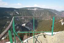 Schutzgel�nder auf der h�chsten Zinne der Feigenbaumklippe: ca. 250 m tiefer schl�ngelt sich die Bundesstra�e entlang der Oker durch das tief eingeschnittene Tal; Aufnahme vom Nachmittag des 07.04.2013...