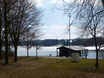 Das Wasser ist noch halb gefroren, zum Gl�ck scheint aber die Sonne. Am Untreusee gibt es u.a. einen Kletterpark sowie ein Labyrinth. Das Foto entstand am 07.04.13.