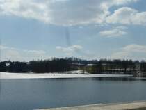 Das Wasser ist noch halb gefroren, zum Gl�ck scheint aber die Sonne. Am Untreusee gibt es u.a. einen Kletterpark sowie ein Labyrinth. Das Foto wurde am 07.04.13 geschossen.