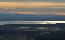 Blick vom Gehrenberg bei Markdorf/Baden �ber den Bodensee bei F�hnwetter. Im Hintergrund sind einige der h�heren Alpengipfel sichtbar. Die gesamte Gruppe hoher Gipfel sind die Berge des Berner Oberland. Von links, Agassizhorn, Lauteraarhorn ( zackig ), Schreckhorn (erscheint am h�chsten), Gross Fiescherhorn (oder/und Aletschhorn), Rosenhorn, Mittelhorn, Wetterhorn, M�nch, Jungfrau und Eiger zu sehen. Die Gruppe eine Stufe tiefer mit M�nnlichen und Lauberhorn. Das langgestreckte Dreieck in der Bildmitte ist der Rigi, die kompakte h�here Gruppe rechts ist der Pilatus und dazwischen im Dunst das Brienzer Rothorn.