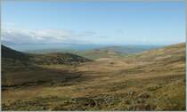 Blick vom 456 m�M hohen O'Connor Pass auf Dingle. Im Hintergrund ist die Iveragh Halbinsel zu erkenne, besser bekannt unter dem dar�ber f�hrenden  Ring of Kerry  
20. April 2013