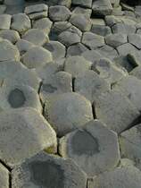 Nicht der Mensch, oder wie uns die Legende glauben manchen will der Riese Finn Mac Cool, war hier der Fliesenleger, sondern die Natur! Vulkanische Aktivit�ten vor 60 Mio Jahren gestalteten die �ber 37 0000 gleichm��ig polygonen S�ulen.
(September 2007)   