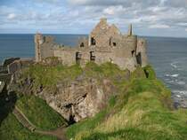 Dunluce Castle, einer der romantischsten Ruinen in Irland hat eine kurze, aber bewegte Geschichte hinter sich. Die Ersterbauung fand im 13. Jahrhundert statt. Der Schotte Sorley Boy MacDonnell lie� das Schloss im 16. Jahrhundert ausbauen. Das Schloss liegt unmittelbar an einer Klippe. Nachdem ein Sturm 1639 einen Teil der Klippe und somit auch der K�che in die Tiefe riss, wechselten die Bewohner ihren Wohnsitz.
(September 2007) 