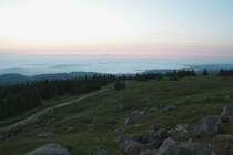 Auf dem Brocken vor Sonnenaufgang - ein Wolkenmeer bedeckt Norddeutschland rund um den Harz; Blick am 12.07.2013 von der Treppe des Brockenhauses Richtung Osten...