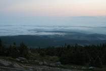 Ein Wolkenmeer bedeckt Norddeutschland rund um den Harz; Blick am frhen Morgen des 12.07.2013 vor Sonnenaufgang von der Treppe des Brockenhauses...
