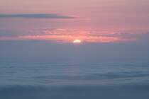 Die Sonne hebt sich langsam ber die Wolkendecke ber Norddeutschland; Blick von der Treppe des Brockenhauses am Morgen des 12.07.2013...