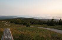 Bad Harzburg am Harznordrand und am Fue des Kleinen Brocken liegt heute unter einer Wolkendecke; Blick vom Gipfelrundweg des Brocken am 12.07.2013 nach Sonnenaufgang...