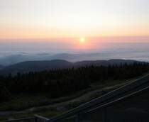 Sonnenaufgang auf dem Brocken: Die Sonne hat sich ber ein endloses Wolkenmeer ber Norddeutschland gehoben; Aufnahme vom 12.07.2013 von der Treppe des Brockenhauses...