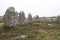 ein Feld mit Dolmen an einem Nebeltag in Carnac, Bretagne; 
Aufnahme: 4. September 2006; 