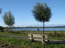 Von dieser,einsamen Bank hat man einen Blick auf den 75ha gro�en Nonnensee bei Bergen/R�gen.Aufgenommen am 02.Oktober 2013.