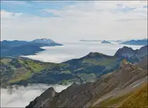 . Blick vom Brienzer Rothorn in Richtung Vierwaldst�dter See. Der Pilatus und die Rigi schauen aus dem Nebelmeer heraus. 29.09.2013 (Hans)