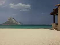 Blick vom Strand bei Porto Taverna auf die Insel Tavolara. S�dlich von Olbia/Sardinien, Oktober 2011.