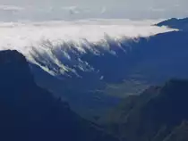 Blick vom Roque de los Muchachos �ber die Caldera de Taburiente auf die von der Ostk�ste �ber den Gebirgszug der Cumbre Nueva ziehenden Wolken (La Palma, Oktober 2013).
