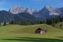 Blick �ber die Buckelwiesen bei Mittenwald auf das Karwendelgebirge am 03.10.2013