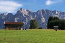 Blick �ber die Schmalenseeh�he bei Mittenwald zum Karwendelgebirge. 03.10.2013