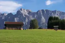 Blick �ber die Schmalenseeh�he bei Mittenwald zum Karwendelgebirge. 03.10.2013