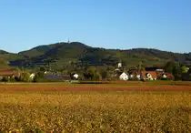 Kaiserstuhl, Herbst und Abendlicht beim Blick zum Totenkopf (557m), davor der Weinort Oberrotweil, Okt.2013