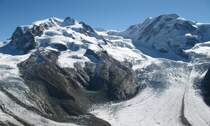 Zwischen Gornergletscher und Grenzgletscher sieht man Nordend (4609 m�M)und die Dufourspitze (4634m�M).Im rechten Bildteil sind noch die Gipfel drei weiterer 4000er zu sehen: Parrotspitze, Ludwigsh�he und Liskamm.
(Oktober 2007)