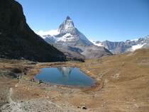 Das Matterhorn (4478 m�M) und der Riffelsee.
(Oktober 2007)