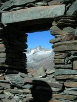 Die Ruine einer H�tte auf fast 3000 m�M oberhalb Zermatt bietet keine Schutz mehr, aber einen interessanten Ausblick
Okt. 2007