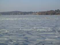 Blick über die noch mit Eisstücken verdeckte Havel nach Berlin-Kladow und Sacrow am 4.2.14