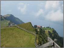 Obwohl sich die massive Wolkenbank von der Rigi-Kulm verzogen hatte blieb es noch etwas diesig, was den Fernblick nicht so gut tat. Im Bild ist schwach der Vierwaldst�tter See zu sehen. (20.07.2007)