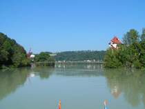 Die Hngebrcke ber den Inn verbindet Neuburg  mit Wernstein 