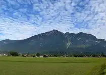 Blick von Garmisch zur 1985m hohen Kramerspitz, der h�chsten Erhebung der Ammergauer Alpen, Sept.2014