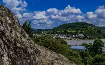 Vom Mittelrhein-Klettersteig in Boppard hat man einen beeindruckenden Ausblick in das schöne Rheintal. Auf der anderen Flussseite, in der größten Schleife des Mittelrheins, befindet sich die Ortsgemeinde Filsen mit der gotischen Kirche St. Margaretha. (16.07.2014)
