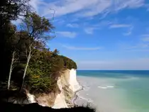 Kreidefelsen im Bereich Nationalpark Jasmund, die ausgespülte Kreidesubstanz bringt eine interessante Ostseewasser-Verfärbung zustande; 140923