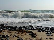 unermüdlich peitschen die Wellen der Ostsee entlang der Kreidefelsen im Naturpark Jasmund, und bringen so Meeresgut an den Strand; 140918