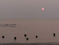 Sonnenuntergang und Stelen - nahe dem Central Pier in Blackpool. 17.3.2015