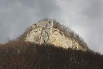Auf der Spitze des Rosenstein bei Heubach stehen noch die Reste einer alten Burgruine. Am 27.03.2015 schien durch ein Wolkenloch gerade die Sonne darauf.