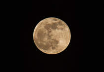 Der aufgehende Mond um 19.42 Uhr. - 04.04.2015