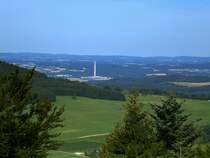 Blick vom 980m hohen Berg Schlichte auf der Schwbischen Alb westwrts, links ein Teil der ca. 10Km entfernten Stadt Rottweil, mit dem im Bau befindlichen Testturm (230m hoch am 26.07) am Horizont die Schwarzwaldberge, Juli 2015
