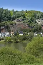 Die Mosel mit den Felsen bei Trier. Aufnahme: Juli 2007.