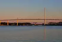 Im Vordergrund die Stralsunder Rügenbrücke, dahinter die Strassen-und Eisenbahnbrücke Rügendamm  am frühen Abend. - 30.09.2015