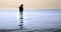Ein Angler vor Egernsund (Ekensund) an der Flensburger Förde. Aufnahme: April 2009.
