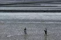 Das Wattenmeer bei Ebbe vom Deich bei Lüttmoorsiel aus gesehen. Im Vordergrund stehen Sie Wattwanderer auf dem weg nach Nordstranischmoor. Aufnahme: Mai 2008.