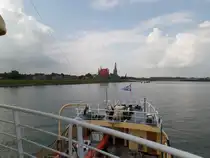 Blick von Bord de Fährschiffes  FRIESLAND auf Medemblick am 7.9.2014 - unterwegs mit der Museum Stoomtram von Dorf zu Dorf durch das westfriesische Flachland von Medemblick nach Hoorn