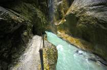 Die Partnachklamm nahe Garmisch-Partenkirchen bietet mit ihren Wasserfällen, schmalen Steinpfaden und verwinkelten Felswänden ein Naturerlebnis der ganz besonderen Art. Aufnahme: Juli 2008.