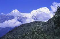 Das Annapurna-Massiv in Nepal von Süden gesehen. Aufnahme: September 1988 (Bild vom Dia).